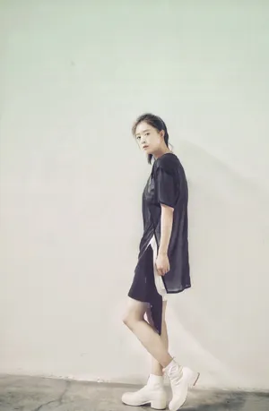 蒋欣简约黑白性感写真图片_5