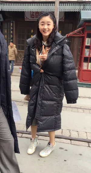 蒋欣片场剧组搞怪写真图片
