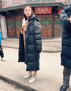 蒋欣片场剧组搞怪写真图片_4