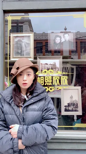 蒋欣片场剧组搞怪写真图片_7
