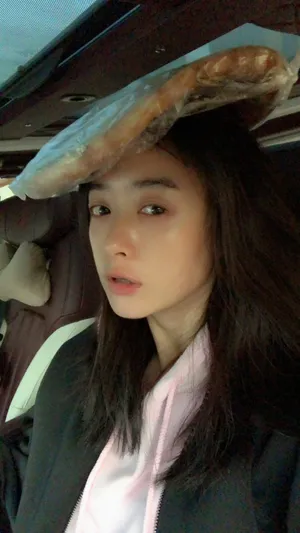 蒋欣搞怪自拍图片