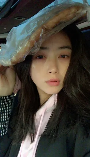 蒋欣搞怪自拍图片