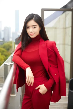 蒋欣最新御姐范红色西装写真图片_2
