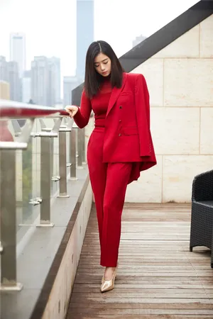 蒋欣最新御姐范红色西装写真图片_3