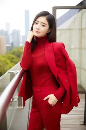 蒋欣最新御姐范红色西装写真图片_4