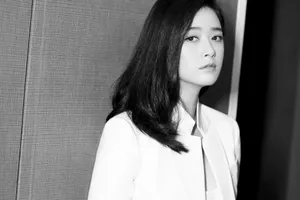 蒋欣西装黑白时尚写真高清图片