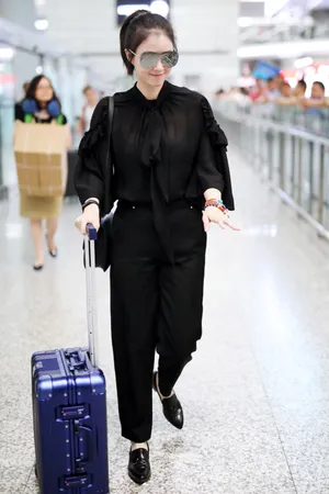 蒋欣现身机场半透明上衣墨镜遮面_3