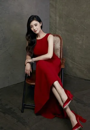 蒋欣唯美长裙写真图片:美出天际_1
