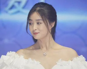 蒋欣纸婚纱走秀华丽登场图片_2