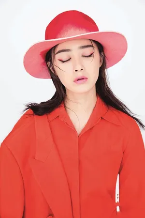 蒋欣深V红唇性感时尚写真图片_3