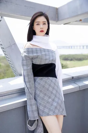 蒋欣时尚街拍图片：不规则裙子优雅迷人_2
