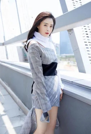 蒋欣时尚街拍图片：不规则裙子优雅迷人_3