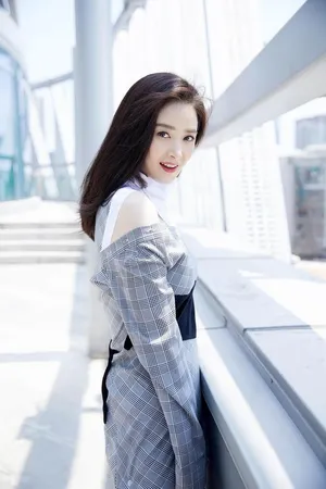 蒋欣时尚街拍图片：不规则裙子优雅迷人_4