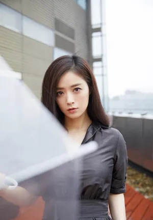 蒋欣黑衣红唇写真_7