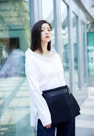美女蒋欣帅气职业范写真_3