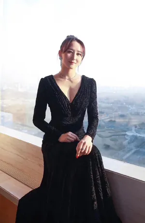 胡静深V黑礼裙活动写真图片_2