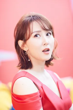 胡静露肩红裙端庄甜美写真图片