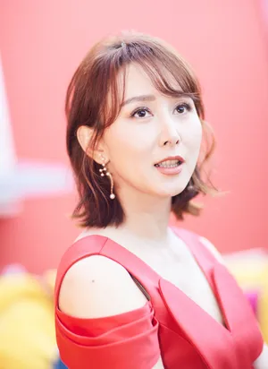 胡静露肩红裙端庄甜美写真图片