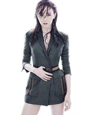 美女演员胡静霸气深V西装写真图片_2