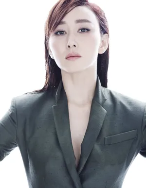 美女演员胡静霸气深V西装写真图片_3