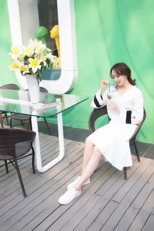 胡静唯美图片：午后慵懒迷人又清新的美人_2
