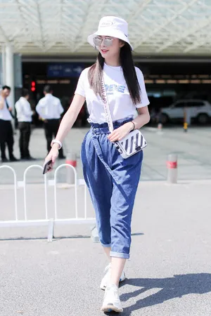 沈梦辰清爽机场街拍写真图片