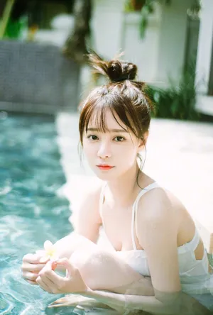 沈梦辰泳装戏水性感写真图片