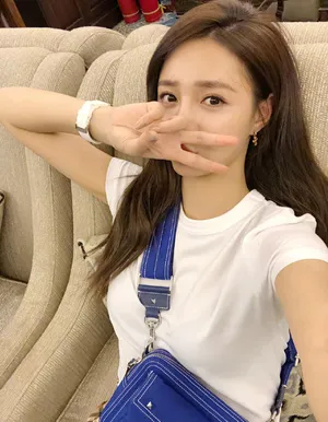 沈梦辰机场性感自拍照图片_1