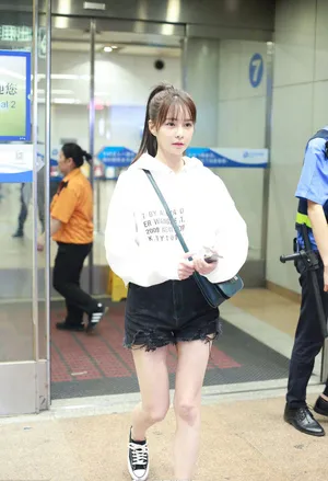 沈梦辰热裤美腿机场性感图片_2