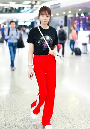沈梦辰元气少女风机场街拍照图片