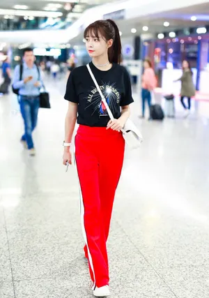 沈梦辰元气少女风机场街拍照图片