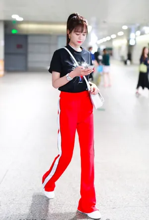 沈梦辰元气少女风机场街拍照图片_2