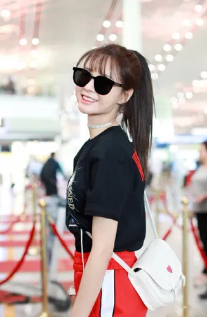 沈梦辰元气少女风机场街拍照图片_3