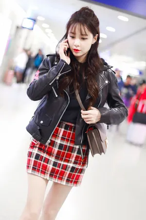 沈梦辰清凉短裙美腿性感街拍图片