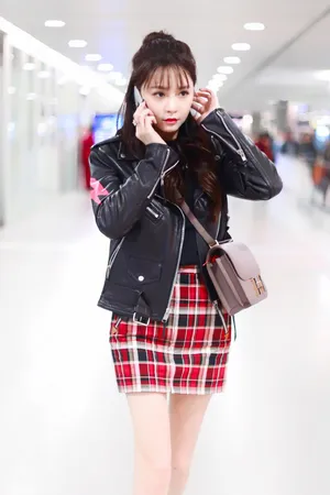沈梦辰清凉短裙美腿性感街拍图片_7