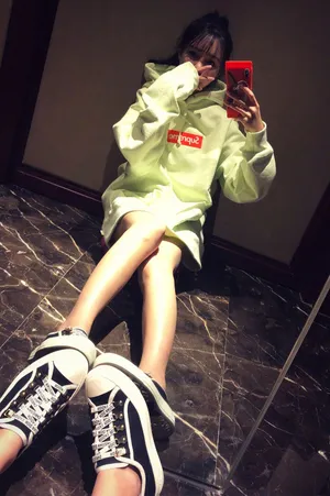 沈梦辰长腿吸睛自拍写真图片