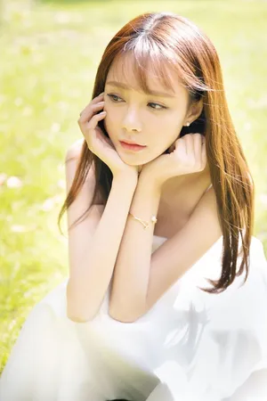沈梦辰吊带小白裙甜美写真图片_2
