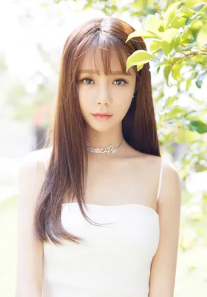 沈梦辰吊带小白裙甜美写真图片_3