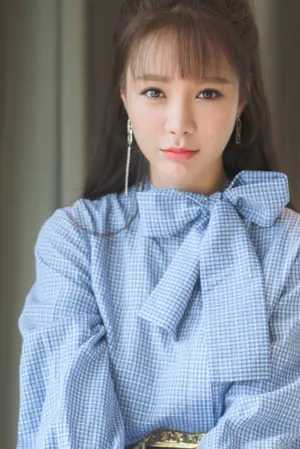 沈梦辰半丸子头蓝色典雅长裙甜美写真图片