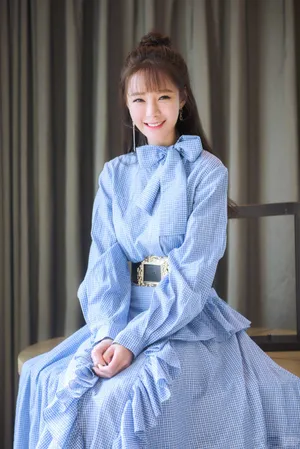 沈梦辰半丸子头蓝色典雅长裙甜美写真图片_2