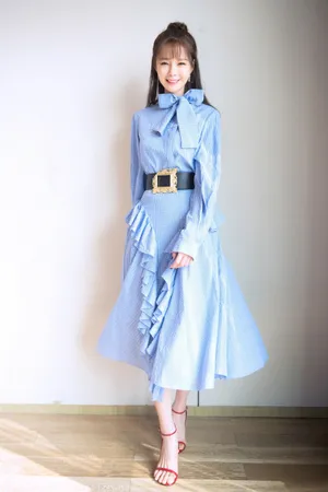沈梦辰半丸子头蓝色典雅长裙甜美写真图片_3