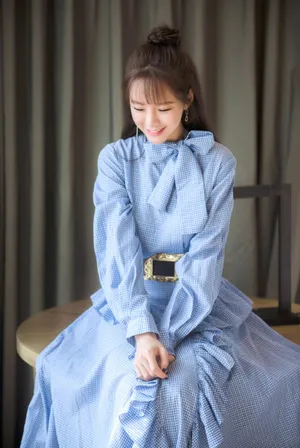 沈梦辰半丸子头蓝色典雅长裙甜美写真图片_5