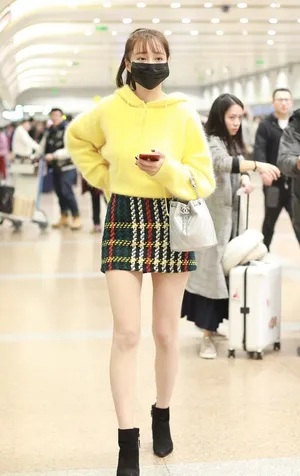 沈梦辰机场短裙美腿靓丽写真图片