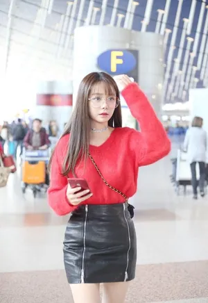 沈梦辰性感皮短裙机场大秀美腿图片_2