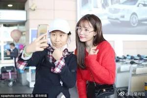 沈梦辰性感皮短裙机场大秀美腿图片_4
