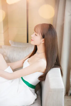 沈梦辰性感抹胸长裙唯美清纯写真图片