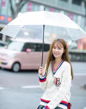 沈梦辰下雨天短裙清纯街拍写真图片_1