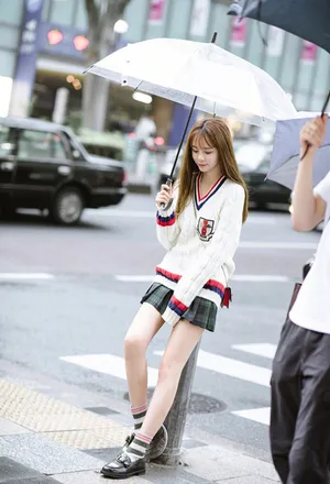 沈梦辰下雨天短裙清纯街拍写真图片_7