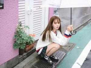 沈梦辰下雨天短裙清纯街拍写真图片_8
