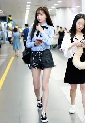 沈梦辰学院风机场写真美腿吸睛_4